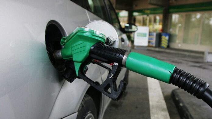 Τοποθέτηση βενζίνης σε αυτοκίνητο - Καύσιμα