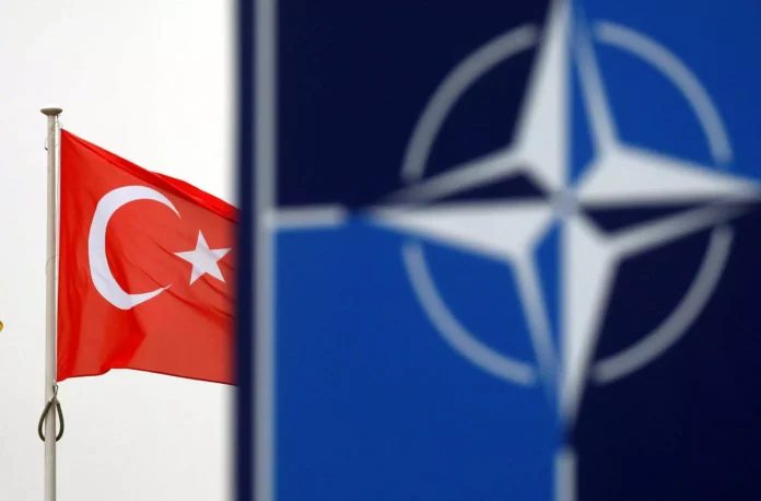Σημαία του ΝΑΤΟ και σημαία της Τουρκίας