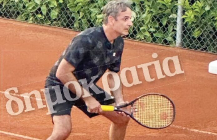 Ο Μητσοτάκης έπαιζε τένις λίγο πριν την κοινοβουλευτική ομάδα
