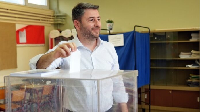 Ο Νίκος Ανδρουλάκης ψηφίζει στις ευρωεκλογές