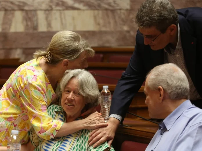 Η Έλενα Ακρίτα ενώ παρηγορεί την Αθηνά Λινού