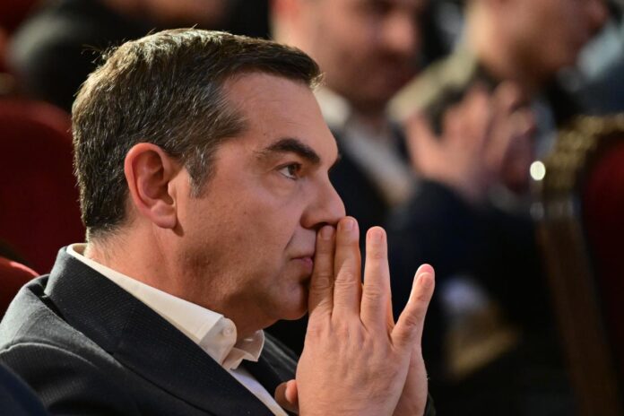 Ο Αλέξης Τσίπρας σκεφτικός