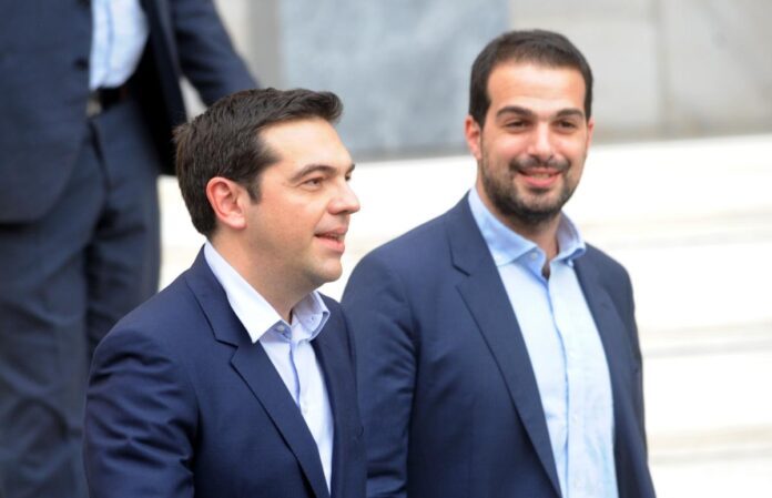 Ο πρωθυπουργός Αλέξης Τσίπρας και ο κυβερνητικός εκπρόσωπος Γαβριήλ Σακελλαρίδης βγαίνουν από το Μέγαρο Μαξίμου την Τρίτη 27 Ιανουαρίου 2015. (EUROKINISSI/ΑΝΤΩΝΗΣ ΝΙΚΟΛΟΠΟΥΛΟΣ)
