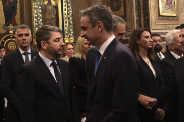 Ο ΠΡΩΘΥΠΟΥΡΓΟΣ ΚΥΡΙΑΚΟΣ ΜΗΤΣΟΤΑΚΗΣ ΚΑΙ Ο ΠΡΟΕΔΡΟΣ ΠΑΣΟΚ ΝΙΚΟΣ ΑΝΔΡΟΥΛΑΚΗΣ ΦΩΤΟ ΧΡΗΣΤΟΣ ΜΠΟΝΗΣ//ΑΡΧΙΕΠΙΣΚΟΠΗ ΑΘΗΝΩΝ)
