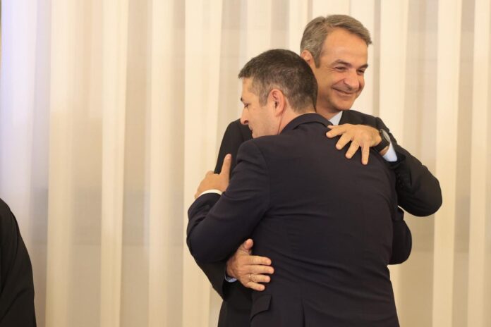 Ο Μυλωνάκης στην αγκαλιά του Μητσοτάκη