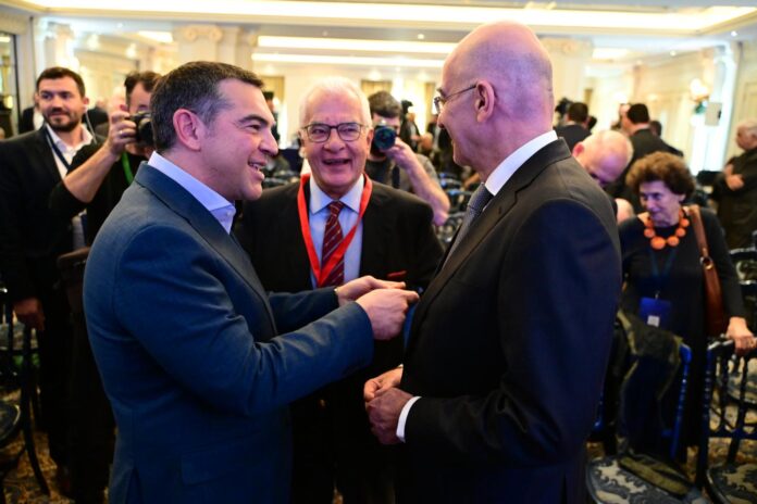 Ο Αλέξης Τσίπρας και ο Νίκος Δένδιας υπό το βλέμμα του χαμογελαστού Πρετεντέρη