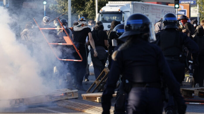 Φλέγεται η Γαλλία