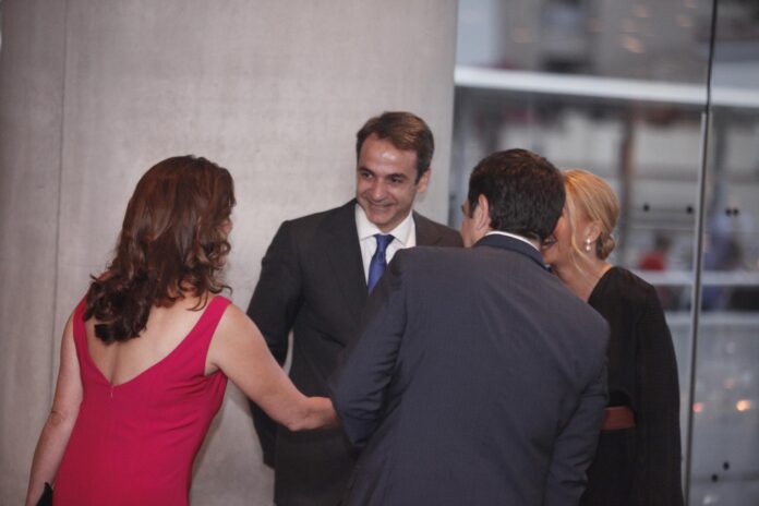 Τα ζεύγη Τσίπρα και Μητσοτάκη