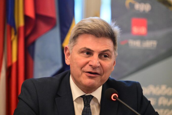 Ο Νικόλας Φαραντούρης