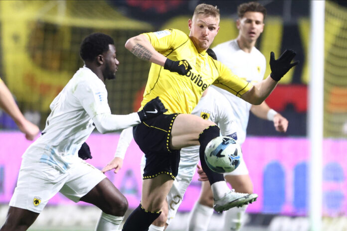 Ο παίκτης του Άρη Φρέντρικ Γένσεν (2Α) και ο παίκτης της ΑΕΚ (Α) σε δράση, κατά τη διάρκεια του αγώνα ποδοσφαίρου Άρης - ΑΕΚ για την 16η αγωνιστική του πρωταθλήματος της Super League, την Κυριακή 11 Ιανουαρίου 2026, στο γήπεδο Κλεάνθης Βικελίδης, στη Θεσσαλονίκη. ΑΠΕ-ΜΠΕ/ΑΠΕ-ΜΠΕ/ΑΧΙΛΛΕΑΣ ΧΗΡΑΣ