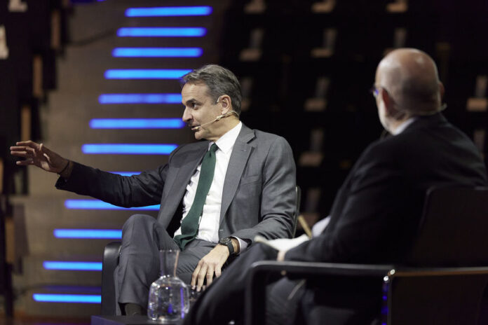 Ο πρωθυπουργός Κυριάκος Μητσοτάκης (Α) συζητά με τον δημοσιογράφο Ηλία Κανέλλη (Δ), στο πλαίσιο του κύκλου συζητήσεων 